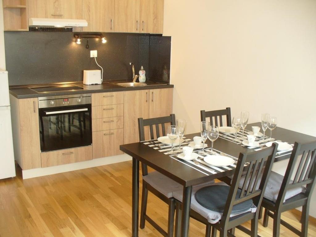 Garden Apartment With Garage In Central Prága Kültér fotó