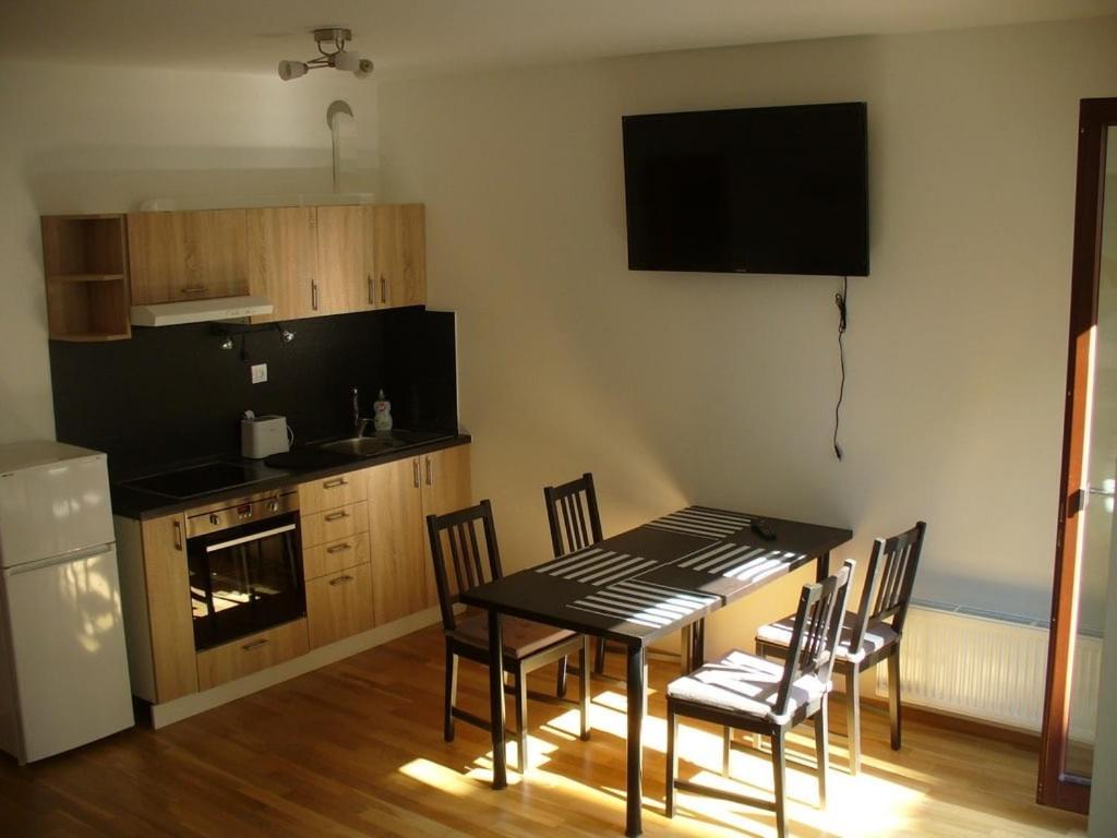 Garden Apartment With Garage In Central Prága Kültér fotó