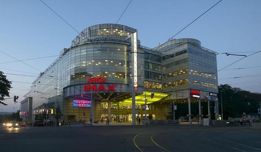 Garden Apartment With Garage In Central Prága Kültér fotó